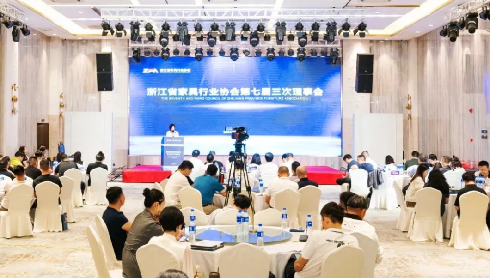 笃行致远|华体平台_华体（中国）荣获浙江省家具行业协会“先进会员企业”称号